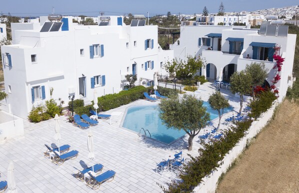 A white building with blue accents, a swimming pool, and sun loungers. - Dedalos Studios Naxos (Naxos)