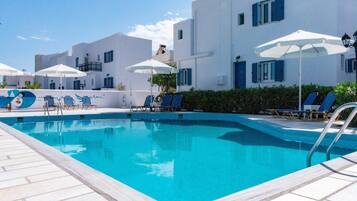 Utomhuspool, öppet 08.00 till 20.00, parasoller och solstolar