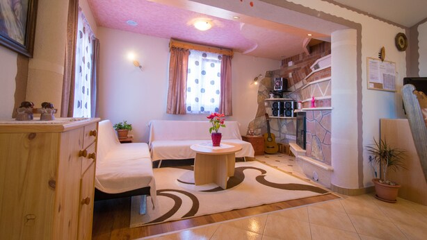 Appartement, 2 slaapkamers | Woonkamer | Een flatscreentelevisie