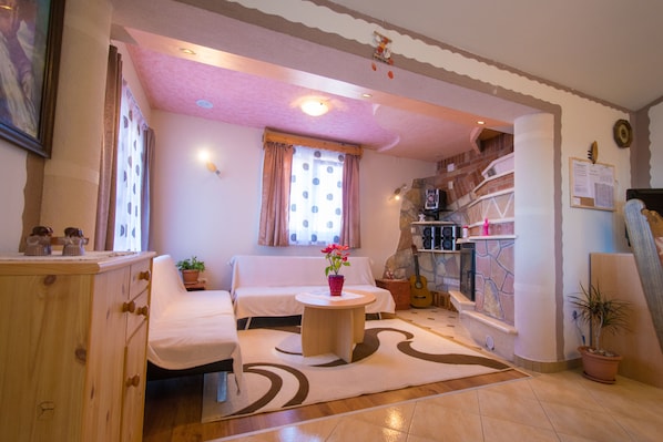 Leilighet, 2 soverom | Oppholdsrom | Flatskjerm-TV