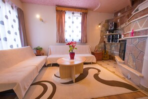 Appartement, 2 chambres | Salle de séjour | Téléviseur à écran plat