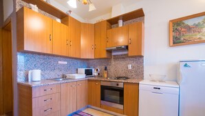 Appartement, 2 slaapkamers | Privékeuken | Een koffiezetapparaat/waterkoker, een koelkast, een oven, een kookplaat