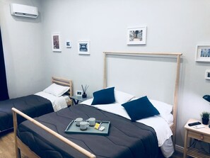 Comfort-Dreibettzimmer | Daunenbettdecken, Betten mit Memory-Foam-Matratzen