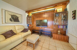 Villa, eigener Pool | Wohnbereich | Flachbildfernseher