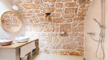 Ferienhaus, 2 Schlafzimmer | Badezimmer | Dusche, Handtücher, Seife, Shampoo
