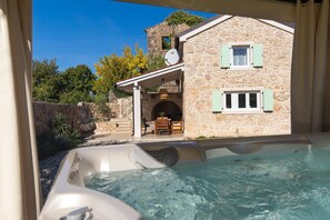 House, 2 Bedrooms | Private spa tub