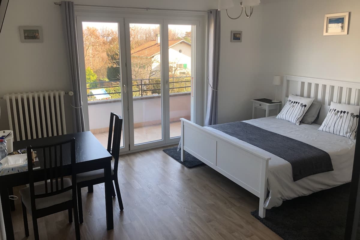 Habitación superior, 1 cama de matrimonio, no fumadores, vistas a la montaña | Escritorio, sistema de insonorización, tabla de planchar con plancha