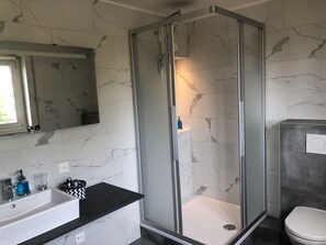 Superior Room, 1 Queen Bed, Non Smoking, Mountain View | Bathroom | Free toiletries, hair dryer, slippers, towels