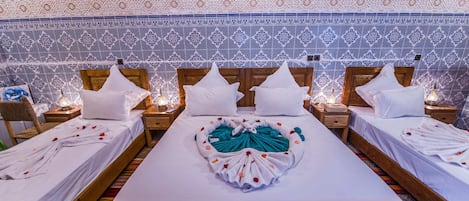 Chambre Quadruple Deluxe | Minibar, coffres-forts dans les chambres, décoration personnalisée