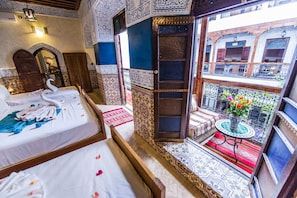 Minibar, coffres-forts dans les chambres, décoration personnalisée