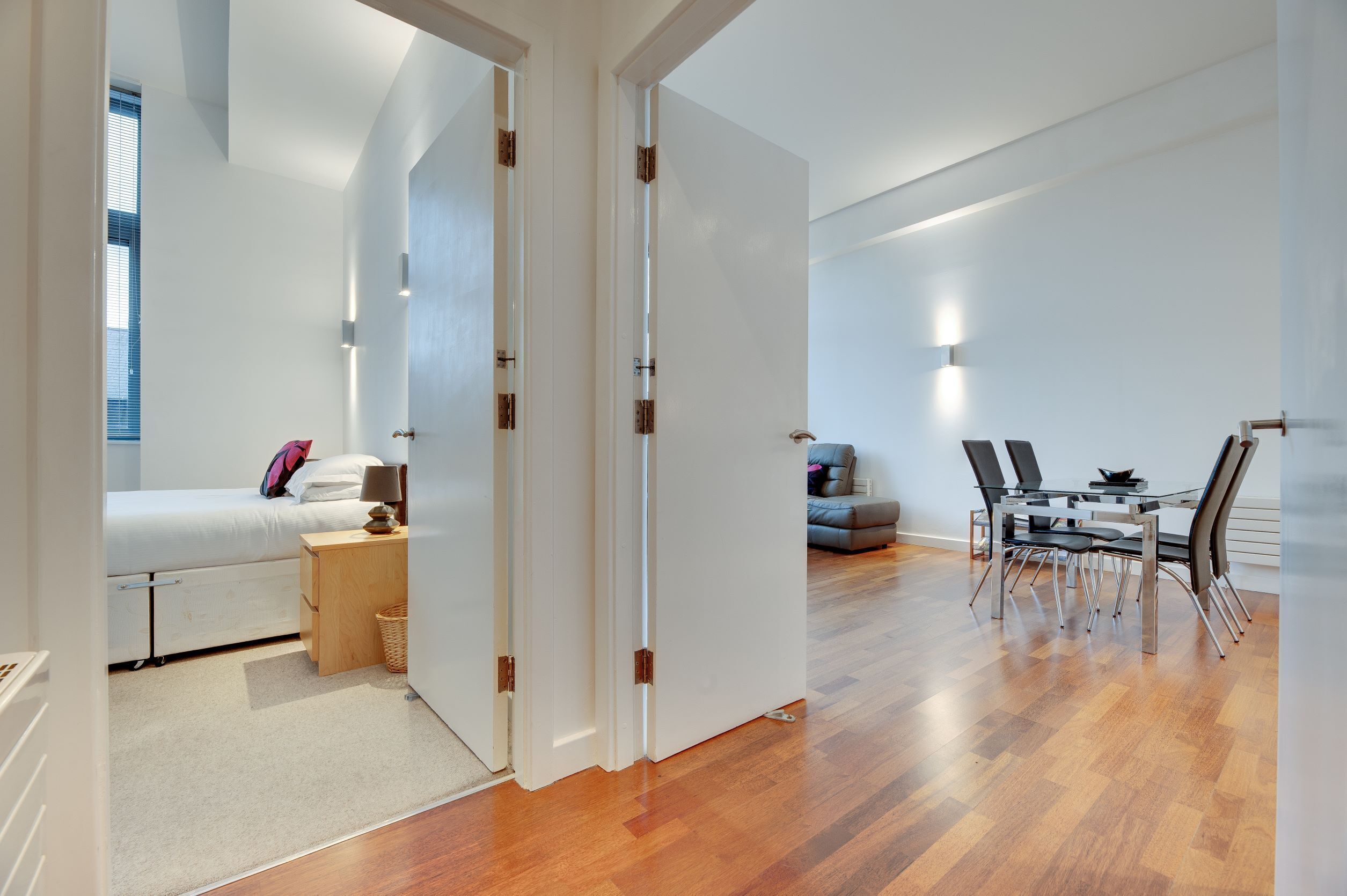 شقة في المدينة - سرير ملكي | 1 غرفة نوم وبديكورات فريدة لكل غرفة وطراز فريد لكل وحدة ومكواة/لوح كي