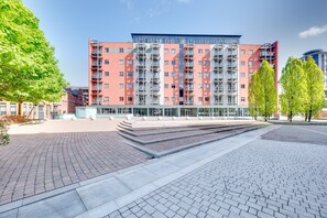 Exterior - Crown Apartments By Week2Week (Newcastle-upon-Tyne)