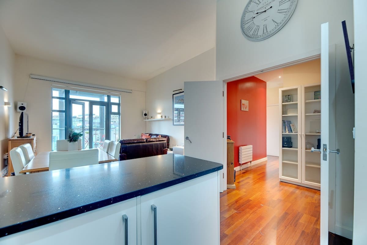 Crown 3B | Living area | Flat-screen TV