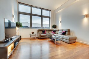 Living area - Crown Apartments By Week2Week (Newcastle-upon-Tyne)
