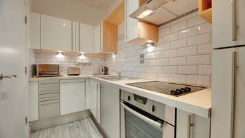 Appartamento City, 1 letto king | Cucina privata | Frigorifero con congelatore, microonde, forno, piano cottura