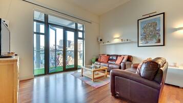 Appartamento City, 1 letto king | Area soggiorno | TV a schermo piatto