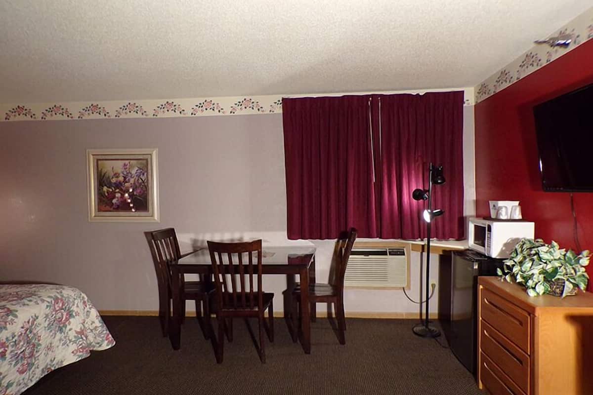 Tabla de planchar con plancha, wifi gratis y ropa de cama