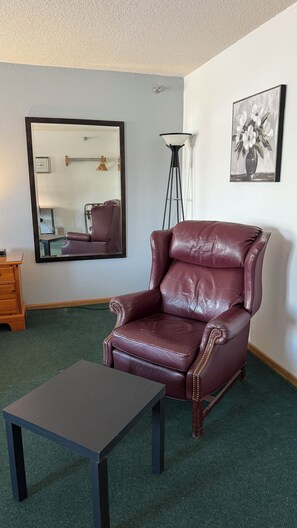 Standard Suite, 1 King Bed, Non Smoking | Iron/ironing board, free WiFi, bed sheets - Morton Inn (Morton)