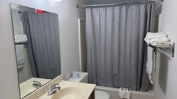 Suíte standard, 1 cama King, para não fumantes | Banheiro | Chuveiro/banheira combinados, toalhas de banho