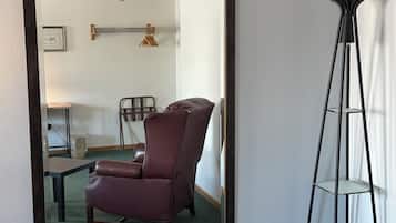 Tabla de planchar con plancha, wifi gratis y ropa de cama