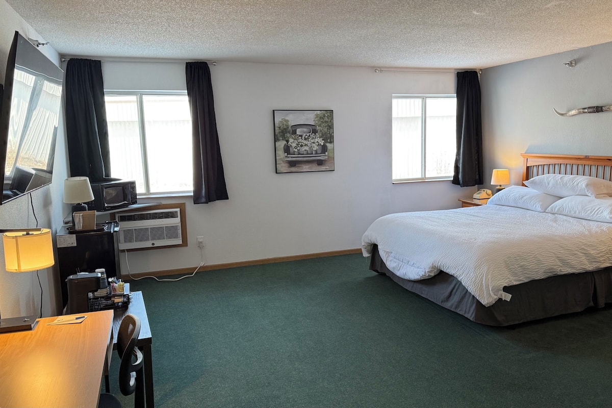 Tabla de planchar con plancha, wifi gratis y ropa de cama