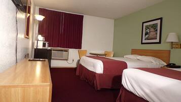 Habitación básica, 2 camas Queen size, para no fumadores | Tabla de planchar con plancha, wifi gratis y ropa de cama