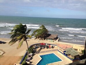 สระว่ายน้ำกลางแจ้ง