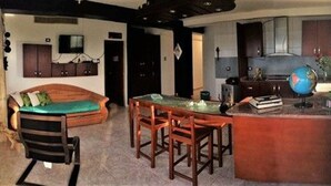 Apartamento panorámico, 3 habitaciones, accesible para personas con discapacidad, vistas al mar | Sala de estar