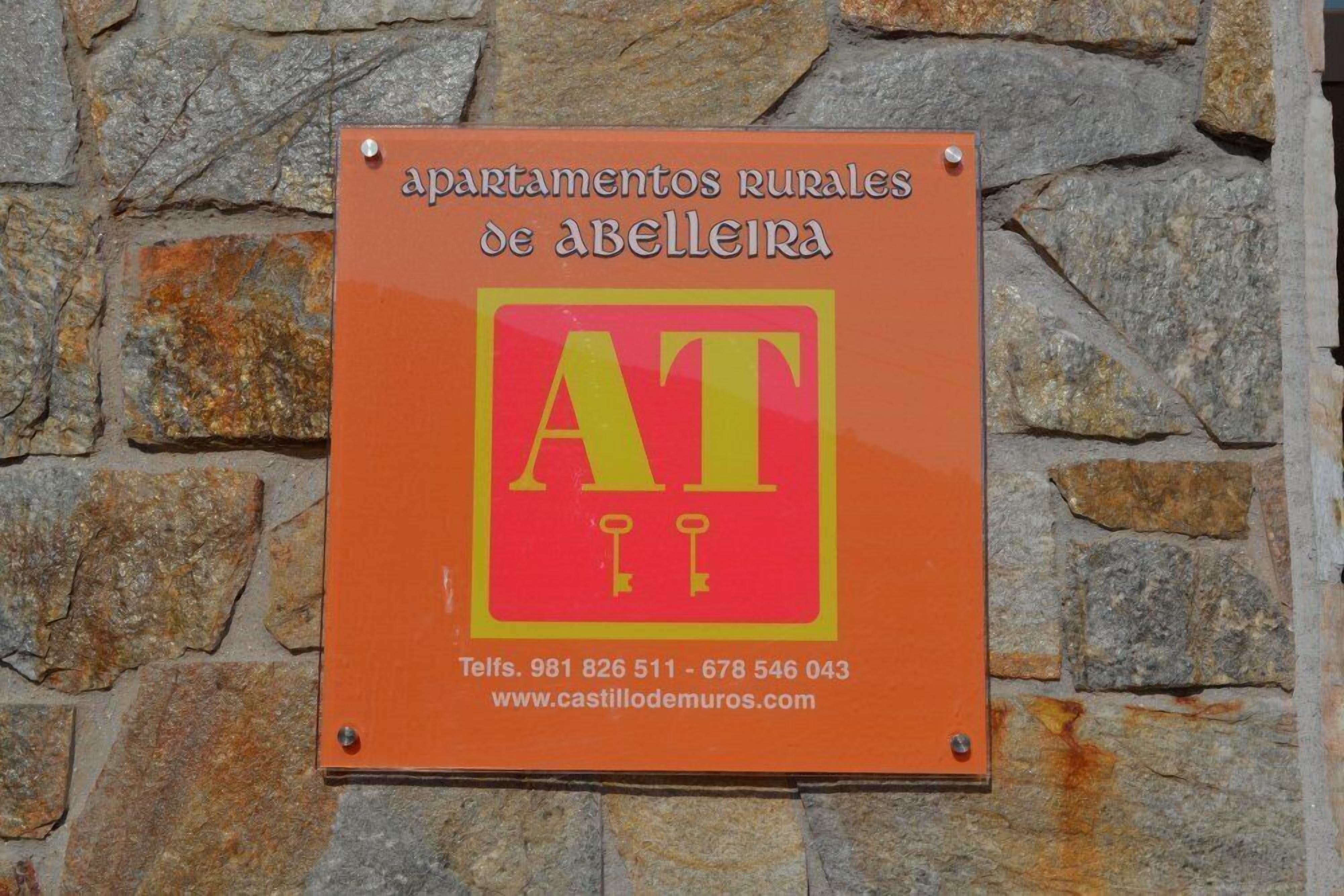 Schild mit der Aufschrift 'apartamentos rurales de abelleira', Kontaktinformationen und einer Website-URL.