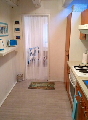 City Apartment, Multiple Beds, Smoking | Private kitchen | Fridge, stovetop, cookware/dishes/utensils