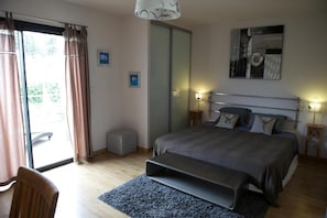 客室ごとに異なる装飾、客室ごとに異なるインテリア、防音設備、アイロン / アイロン台