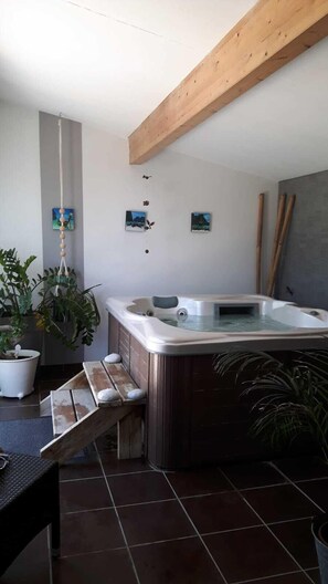 Bain à remous intérieur