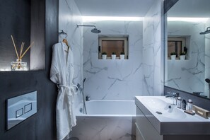 Shower, free toiletries, hair dryer, bathrobes - Chanion One Suites (Heraklion)