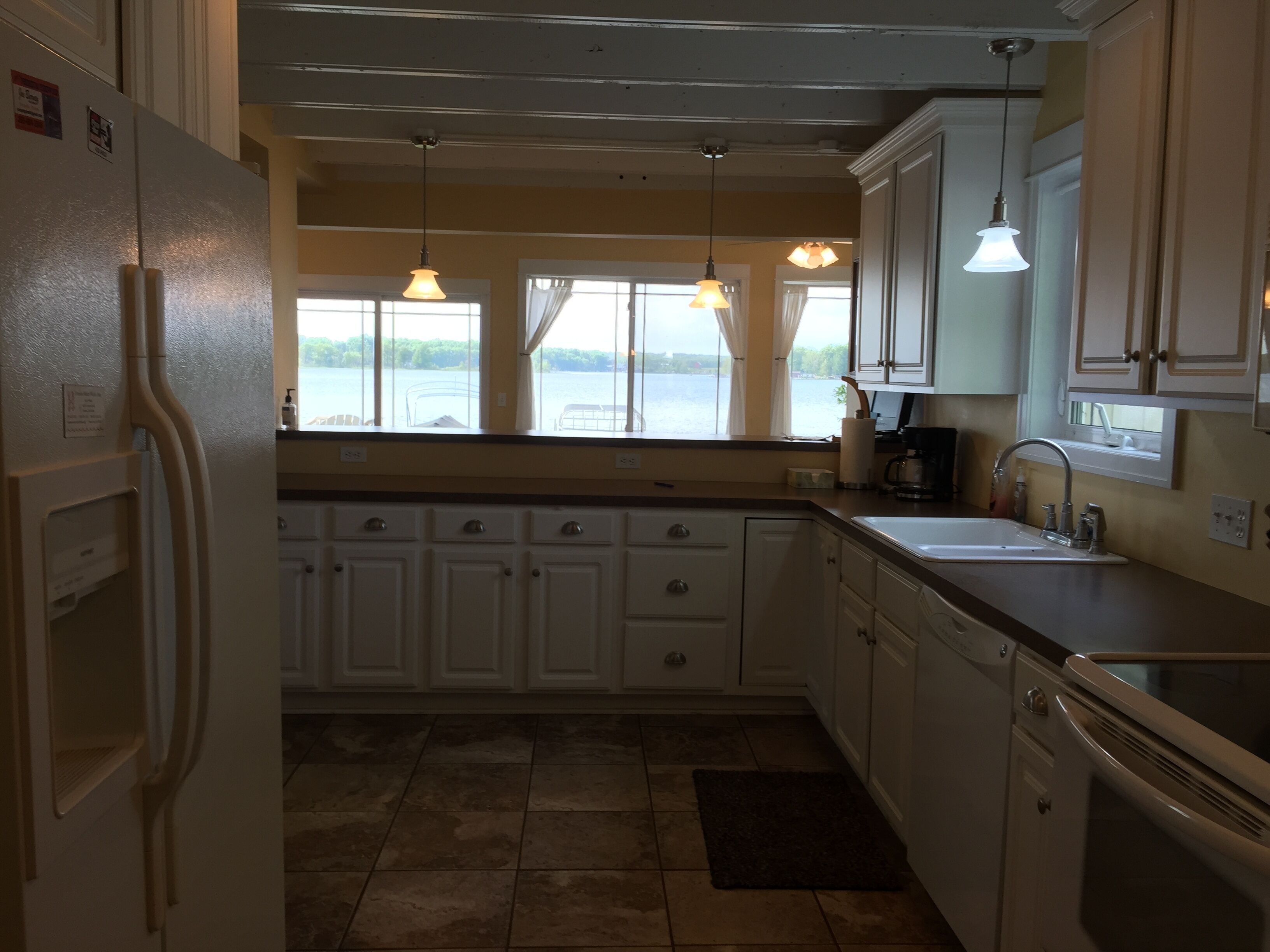 Brenda's Beach House - Sandy beach, gentle sloping lake bottom.