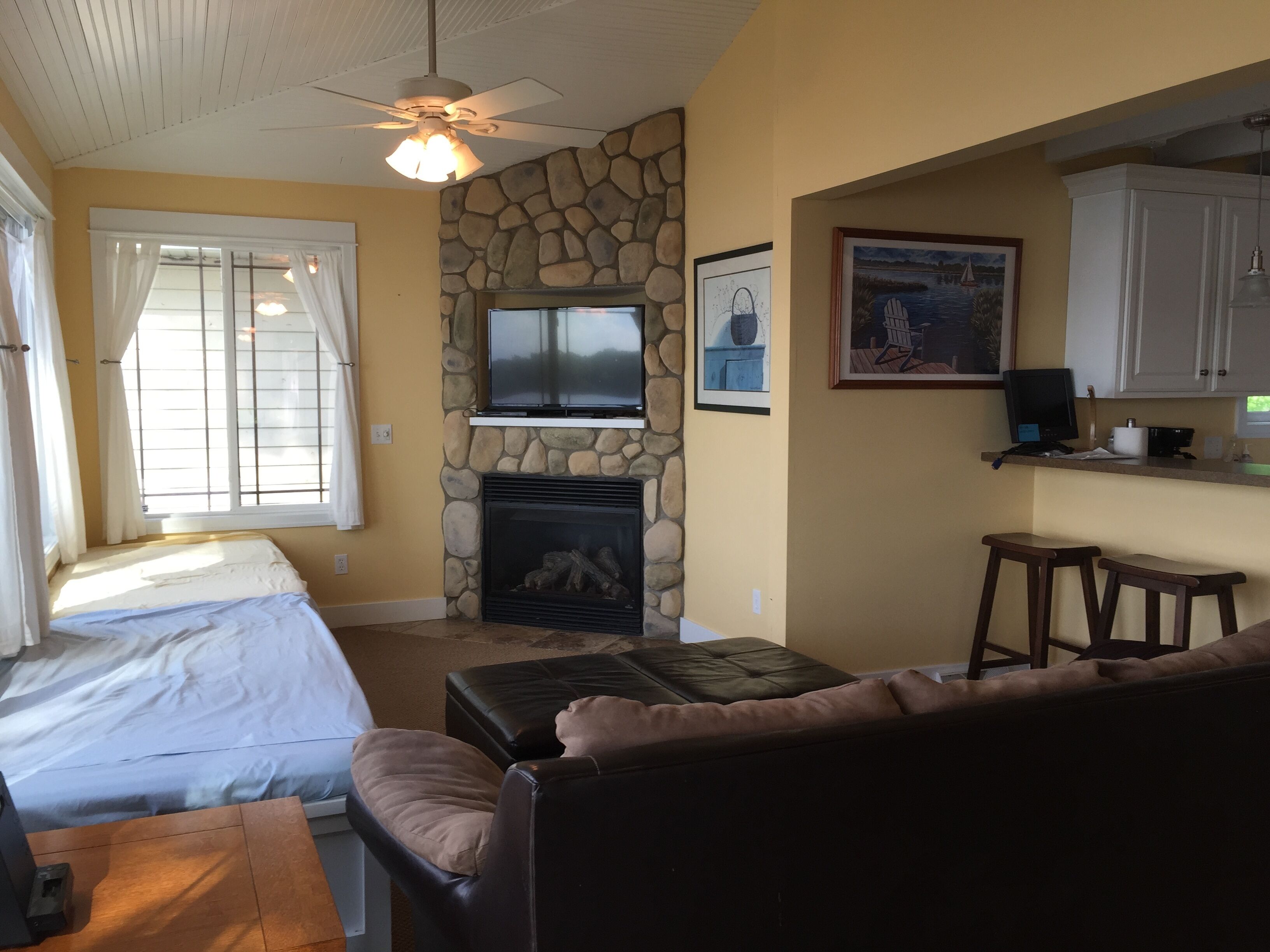 Brenda's Beach House - Sandy beach, gentle sloping lake bottom.