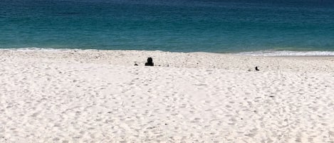 På stranden och solstolar