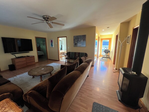 Una Smart TV, un reproductor estéreo