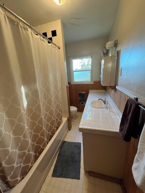 Combined shower/bathtub, hair dryer, towels - Comfortable Retreat - 4 Bedrooms, 2 Bathrooms - Pet Friendly Bingen Bungalow (Bingen)