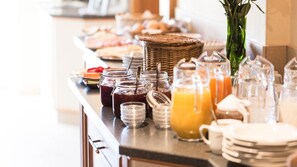 Se ofrece un desayuno bufé (9 EUR por persona)