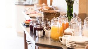 Frukostbuffé varje dag (EUR 9 per person)