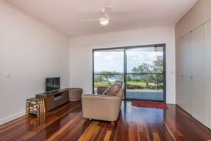 TV - Luxury beachhouse with spectacular views over Frenchmans Beach. (Point Lookout)
