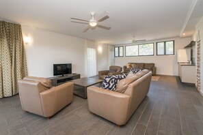 TV - Luxury beachhouse with spectacular views over Frenchmans Beach. (Point Lookout)