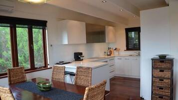 Coffee/tea maker, full-sized fridge, microwave, oven
