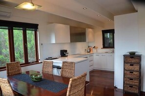 Full-size fridge, microwave, oven, dishwasher