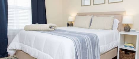 3 slaapkamers, een bureau, een strijkplank/strijkijzer, reisbedje