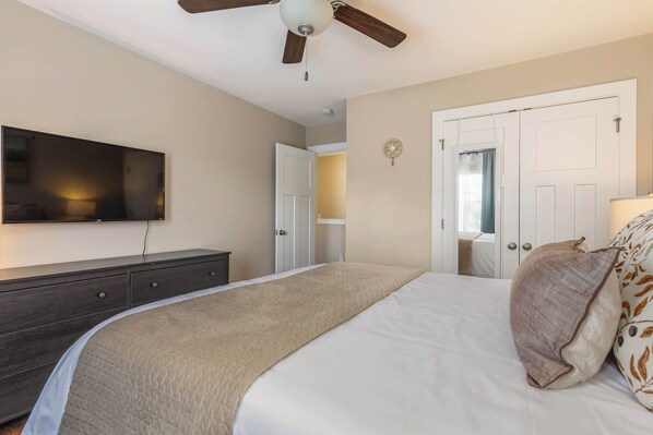 3 bedrooms, desk, iron/ironing board, travel cot