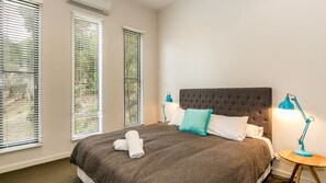 4 bedrooms, iron/ironing board, free WiFi, bed sheets - Lorne Luxury Escape – Peaceful, Family-Friendly with Ocean & Forest Views (Lorne)