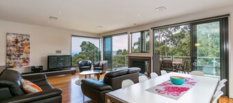 L'VISTA LORNE - Peaceful Location, Luxury Family Holiday House Adjoining Forest.