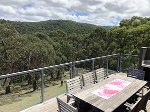 Outdoor dining - Lorne Luxury Escape – Peaceful, Family-Friendly with Ocean & Forest Views (Lorne)