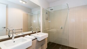 Bathtub, hair dryer, towels, soap - Lorne Luxury Escape – Peaceful, Family-Friendly with Ocean & Forest Views (Lorne)